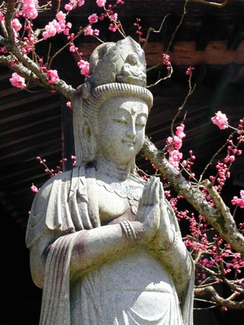 Статуя богини Каннон (устар. Кваннон) в Вакаяме