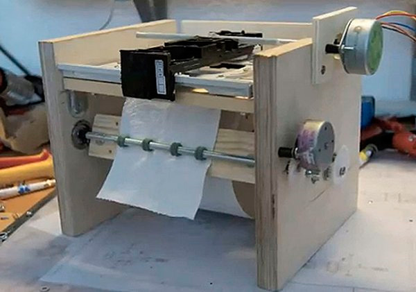 Самодельная машина для печати твиттов на туалетной бумаге